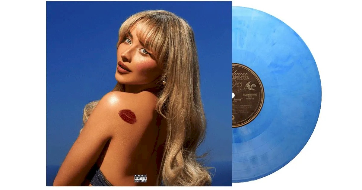 Sabrina Carpenter anuncia 'Short N' Sweet' em vinil azul