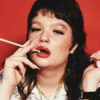 Lola Young lança 'I’m Only F**king Myself' em vinil Picture disc