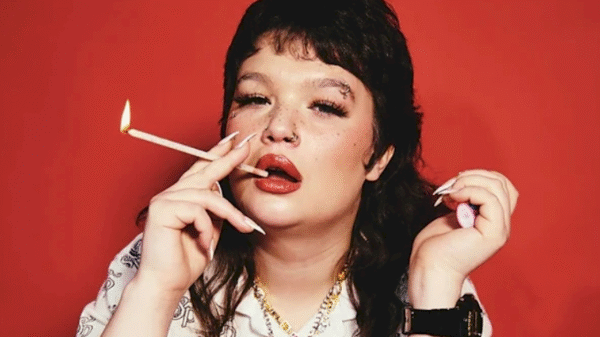 Lola Young lança 'I’m Only F**king Myself' em vinil Picture disc