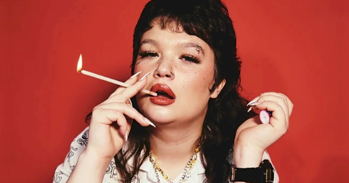 Lola Young lança 'I’m Only F**king Myself' em vinil Picture disc