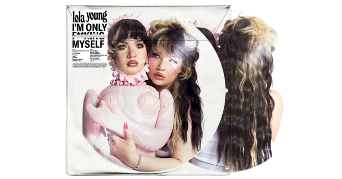 Lola Young lança 'I’m Only F**king Myself' em vinil Picture disc